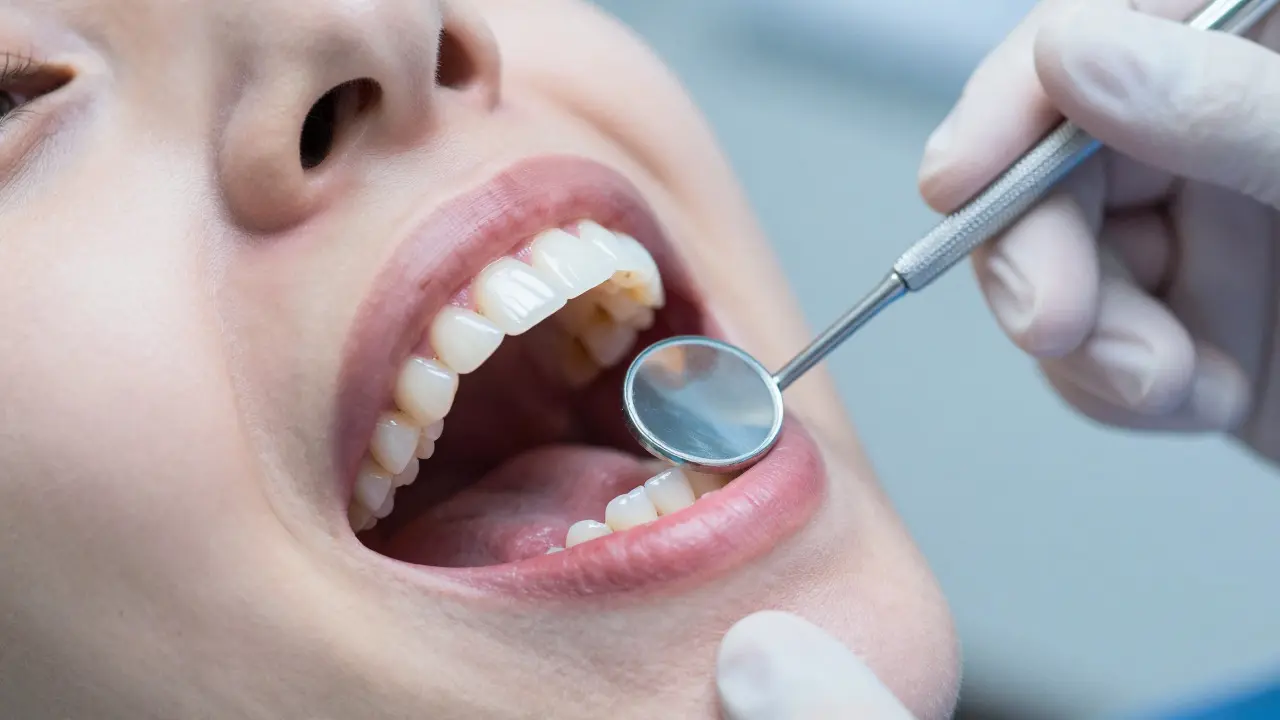 Keramické zuby: Kompletní průvodce návštěvou hygienistky